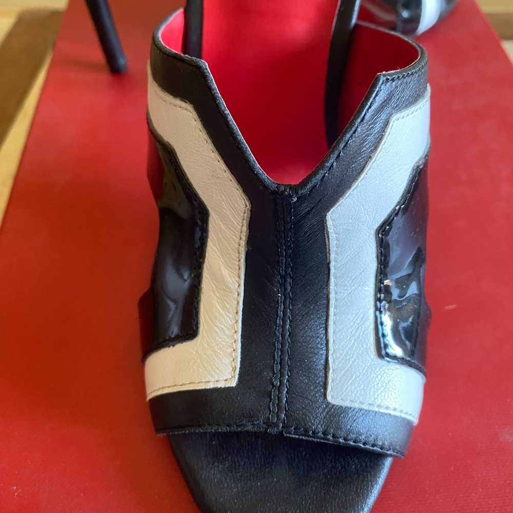 Black and white Charles Jordan heels - Picture 5 of 8